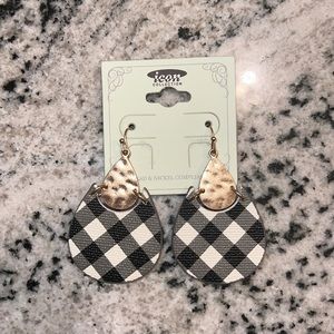 BUFFALO PLAID DANGLE EARRINGS TEARDROP SHAPE WHITE/BLACK A2